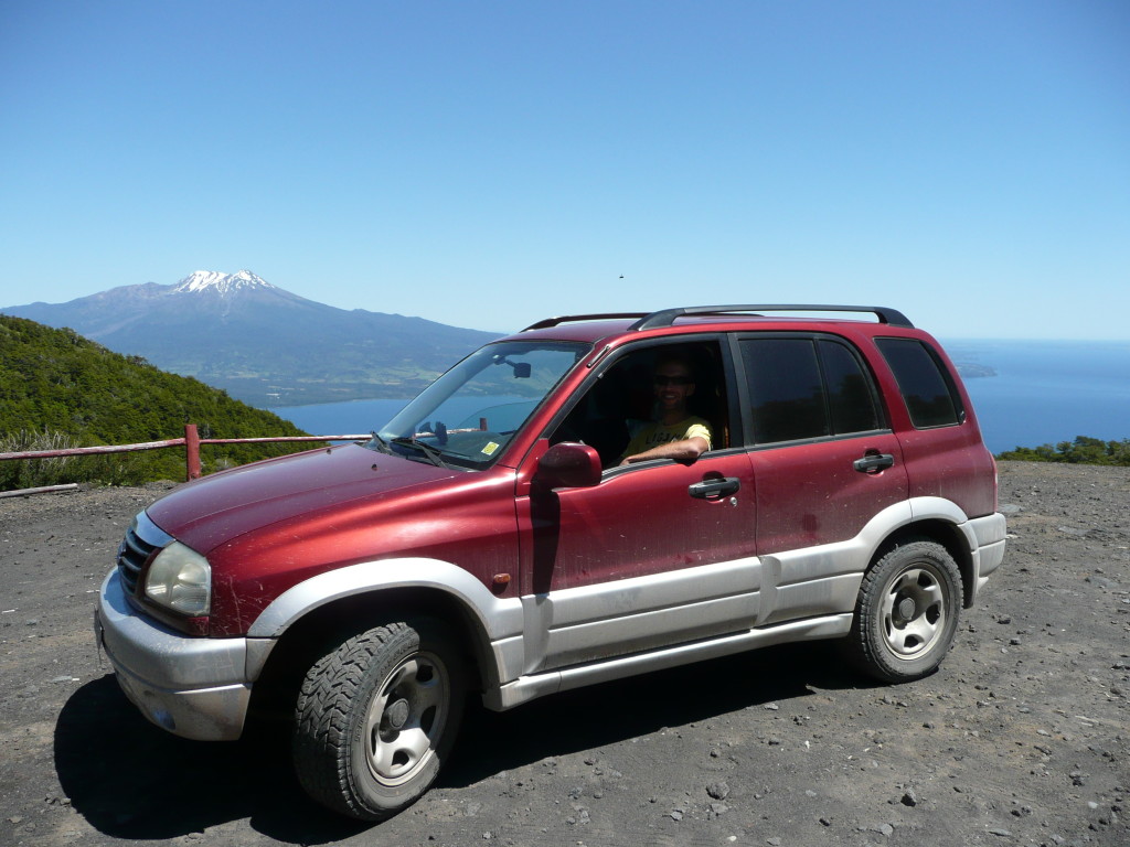 La coche estacionamente en el volcan Osorno con Ricardo
