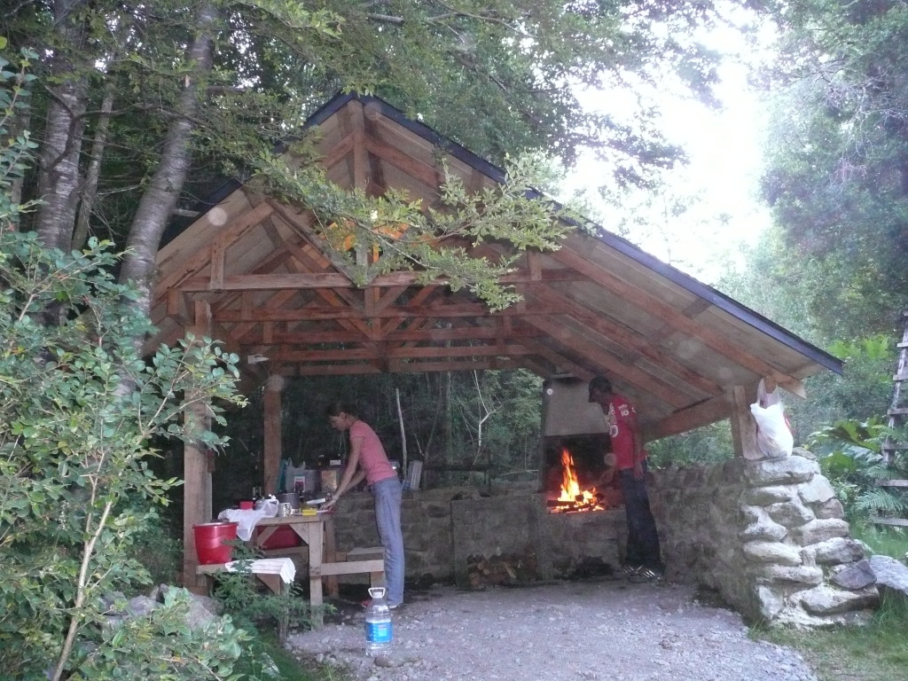 Traditional task division, Julia cooks, I tend after the fire :-) Best facilities we have ever seen on a campsite!