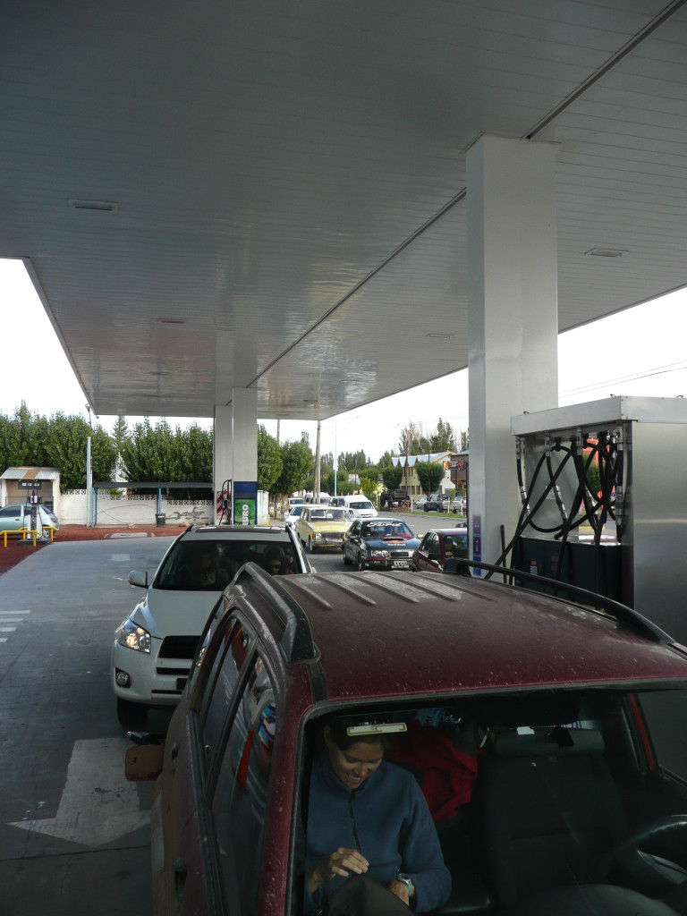 Queuing up is a national sport in Argentine, you can practice it everywhere, prime places are fuel stations, supermarkets and cash machines. Here you can see a line of cars going back one block. Fuel stations often have many pumps but only open one so the attendant doesn't have to run up and down between them, don't want to get sweaty in those overalls.