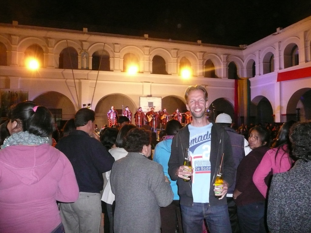 Party with Bolivians, great band in the background