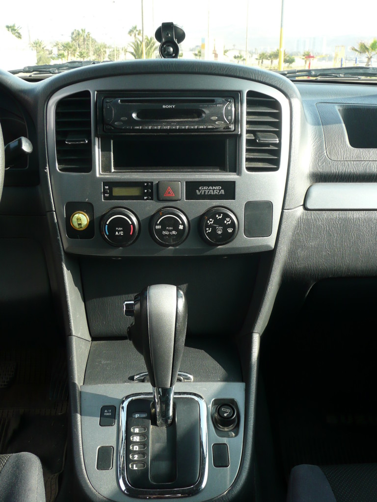 Middle console with radio/cd player and airconditioning controls