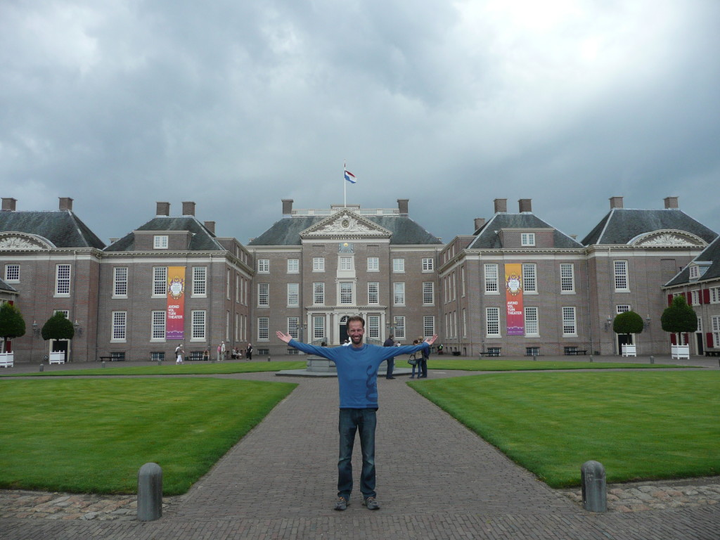 Richard is thrilled to visit his favourite royal family's palace! #Richardlikeshisroyals