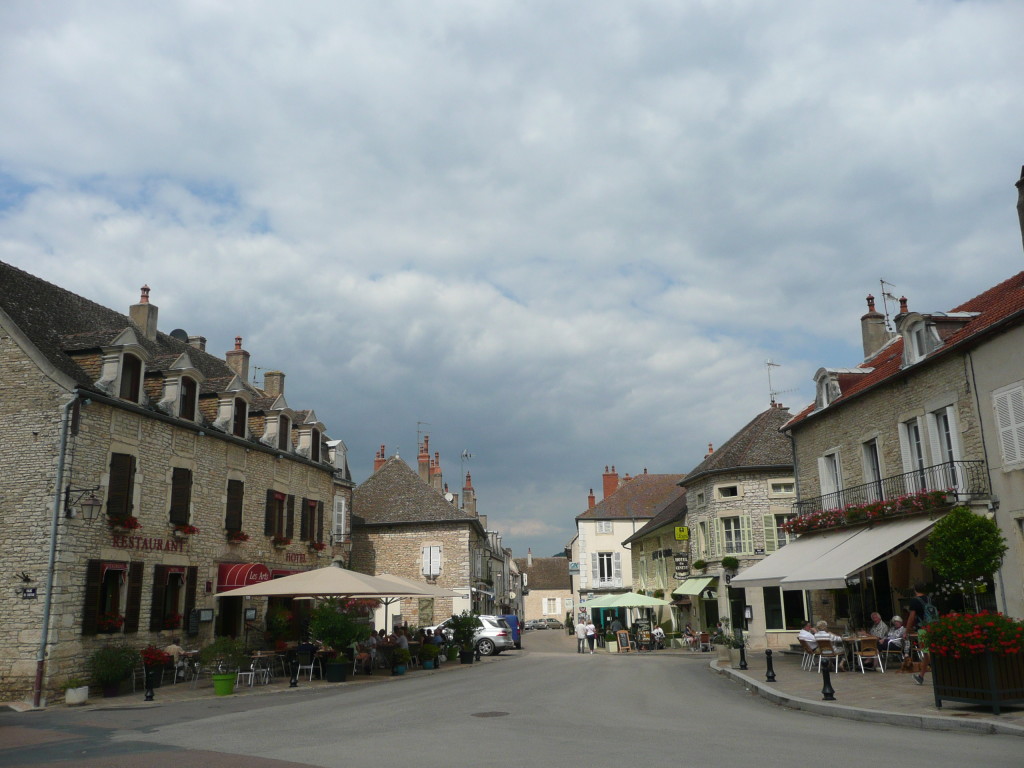 The centre of Meursault has a few restaurants, a cafe/bar and a couple of bakeries, as well as the usual cheese shop, deli, butchery and small supermarket.