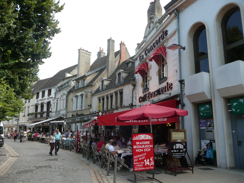 Eating on terrazas is normal and lunch is a long drawn out affair. It looked very social.
