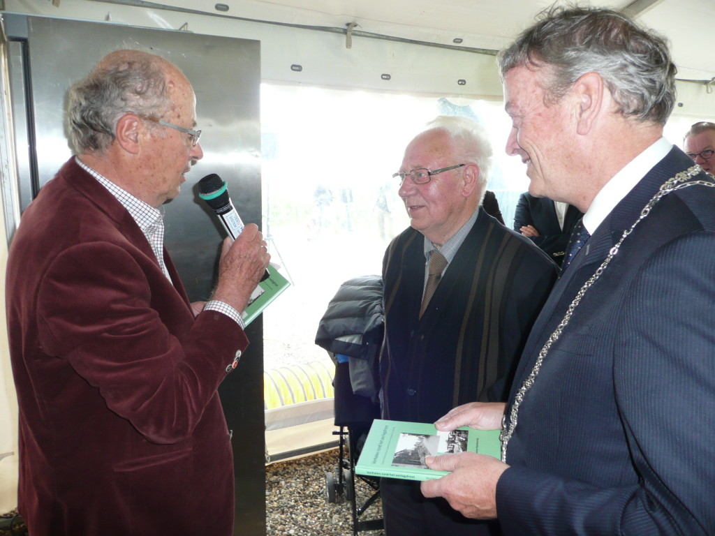 De Gast giving his new book to grandfather and Mayor Natrop