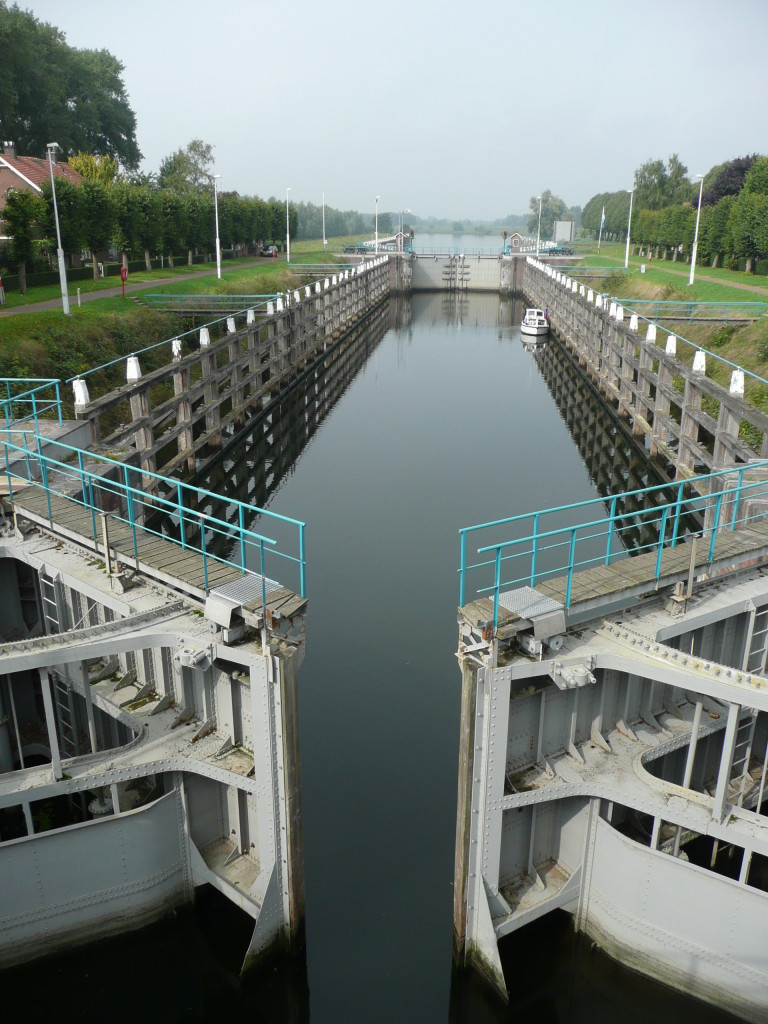 Lock by Andel is opening. This lock allows ships to go from the Afgedamde Maas to the Waal. These rivers have different levels of water.
